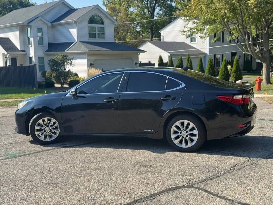 2014 Lexus ES 6th Gen - Image 6 of 13