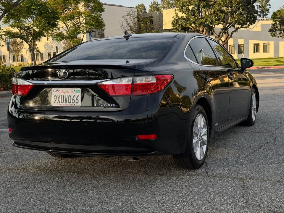 2014 Lexus ES 6th Gen - Image 4 of 12