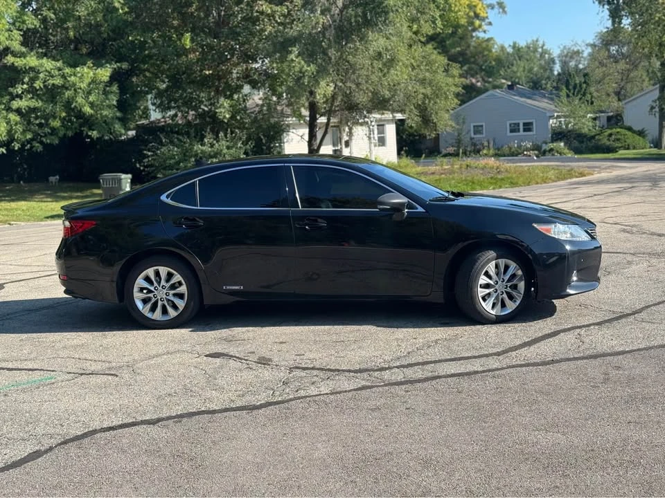 2014 Lexus ES 6th Gen - Image 3 of 13