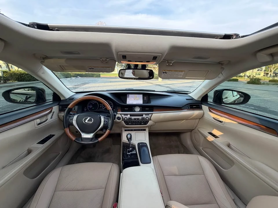 2014 Lexus ES 6th Gen - Image 8 of 12