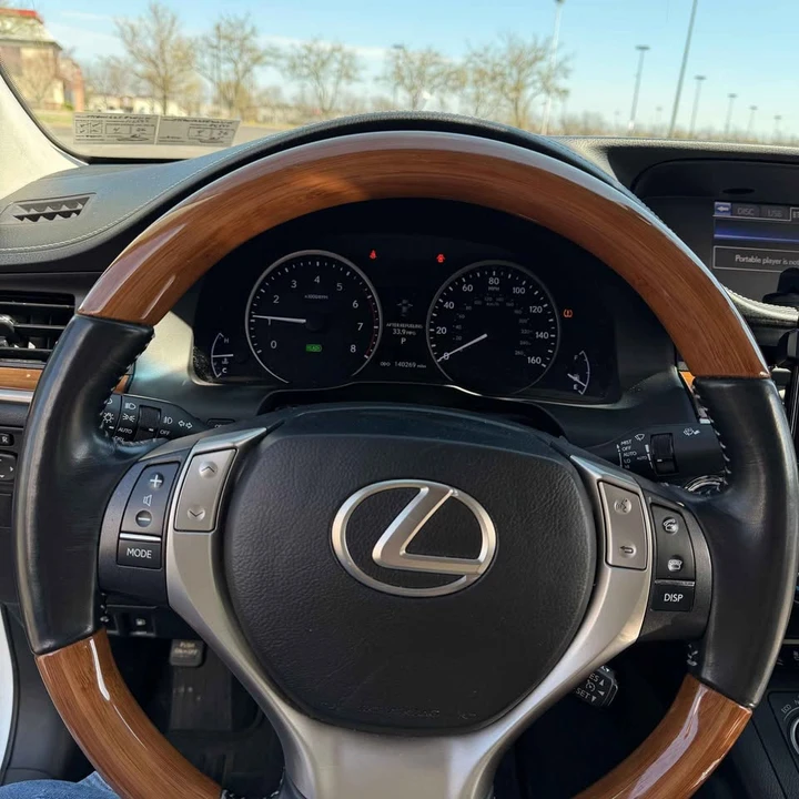 2014 Lexus ES 6th Gen - Image 9 of 12