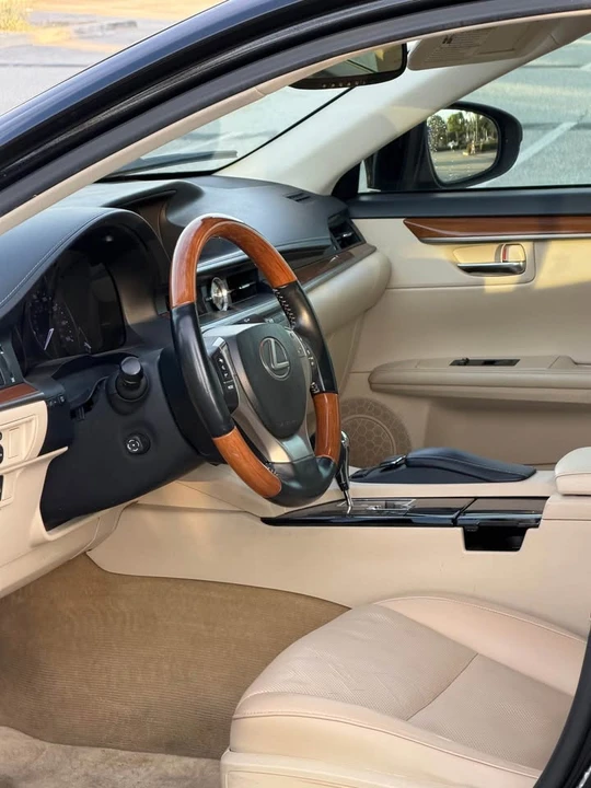 2014 Lexus ES 6th Gen - Image 5 of 12