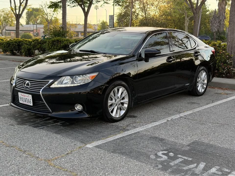 2014 Lexus ES 6th Gen - Image 2 of 12