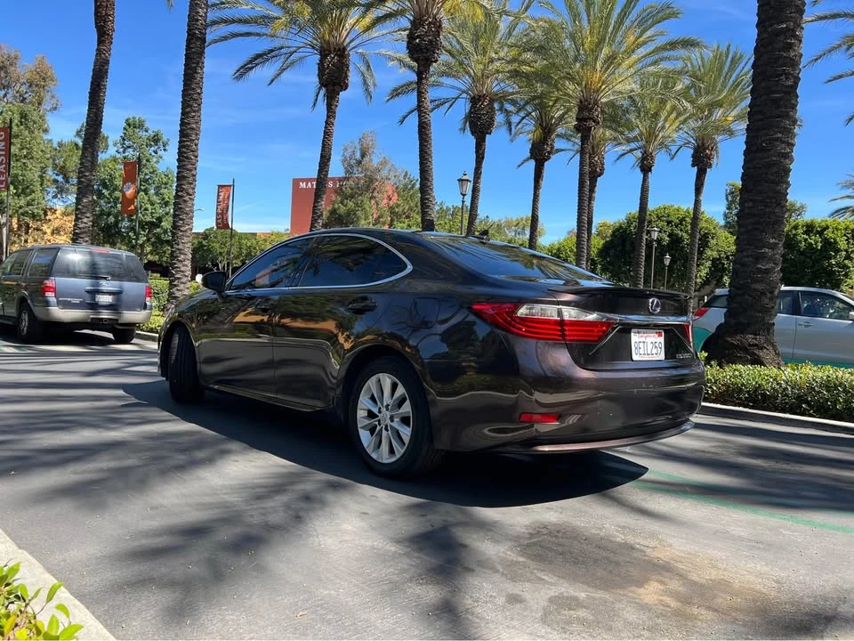 2014 Lexus ES 6th Gen - Image 2 of 13