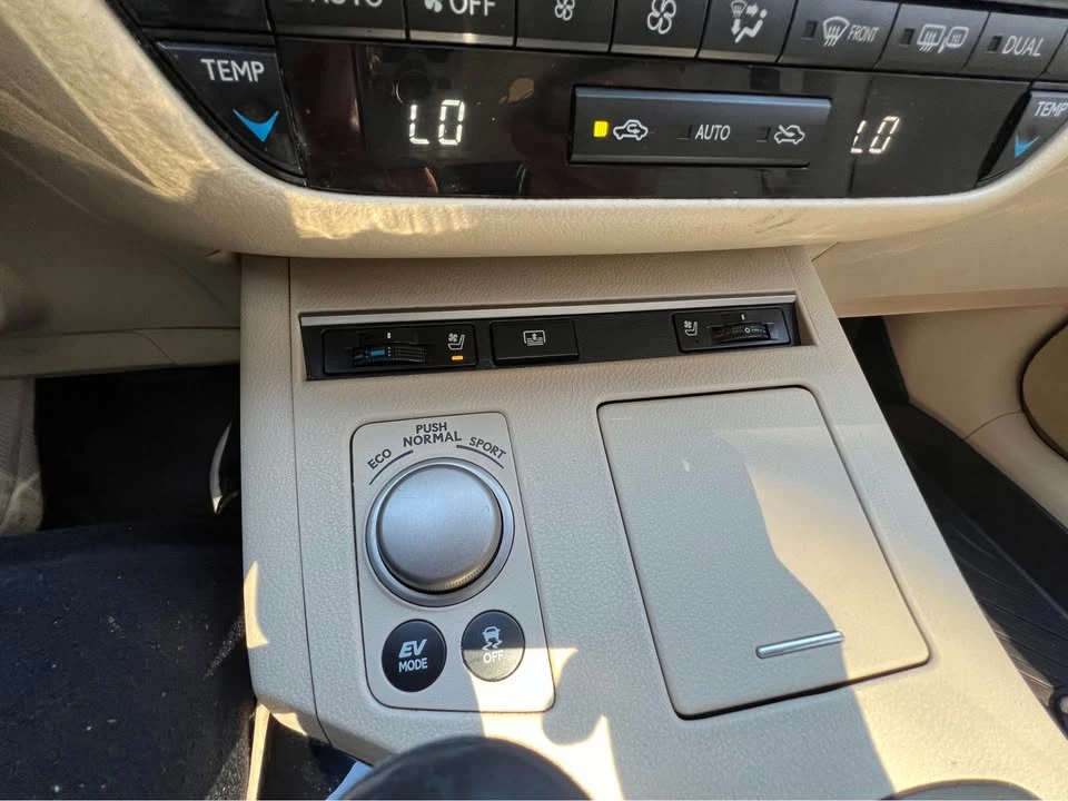 2014 Lexus ES 6th Gen - Image 9 of 13