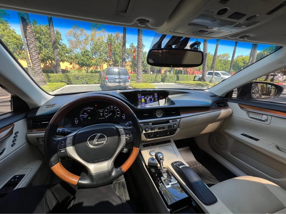 2014 Lexus ES 6th Gen - Image 8 of 13