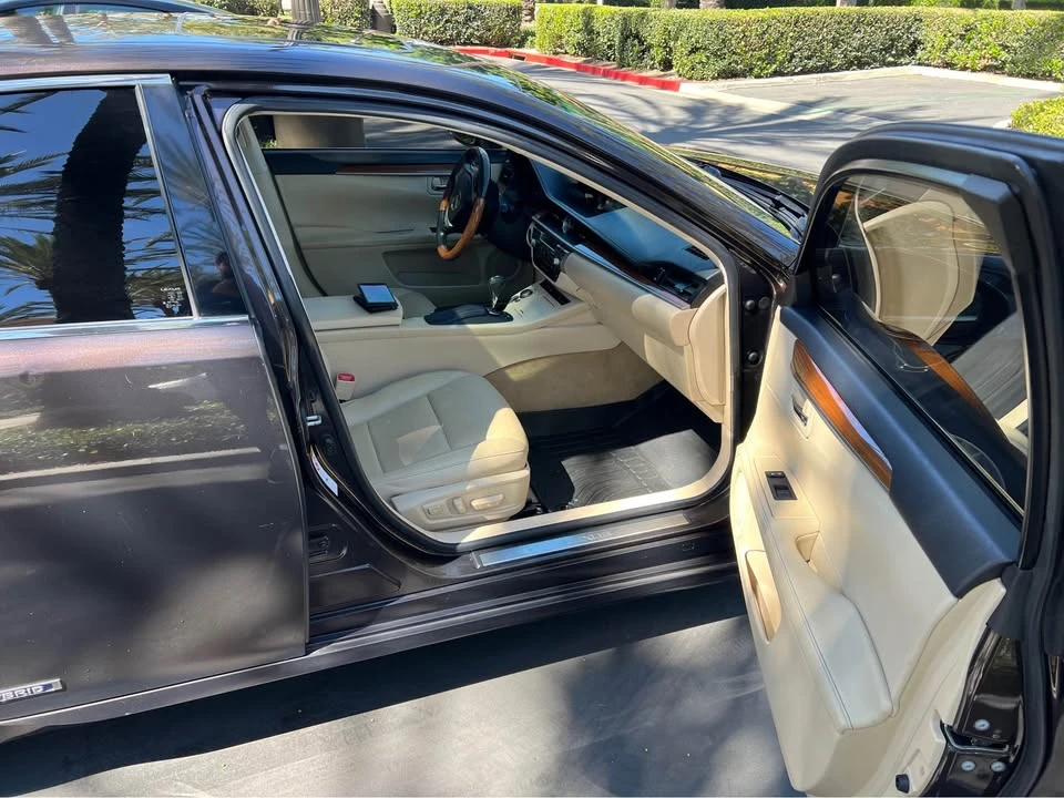 2014 Lexus ES 6th Gen - Image 6 of 13