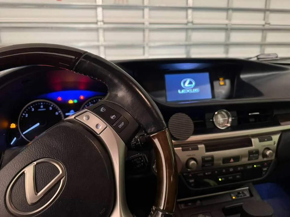 2014 Lexus ES 6th Gen - Image 5 of 9