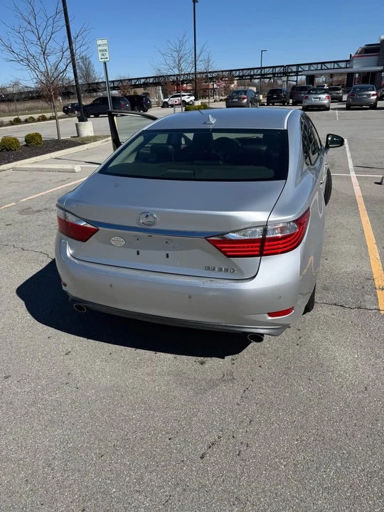 2014 Lexus ES 6th Gen - Image 14 of 17