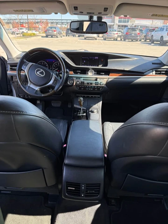2014 Lexus ES 6th Gen - Image 10 of 17