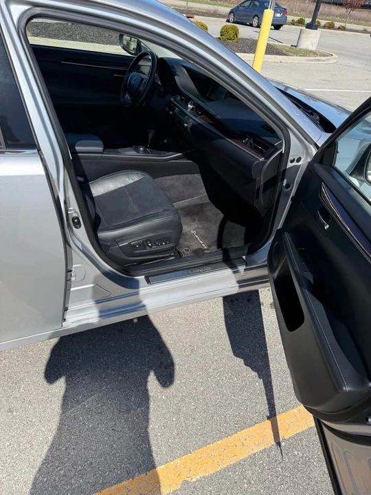 2014 Lexus ES 6th Gen - Image 5 of 17