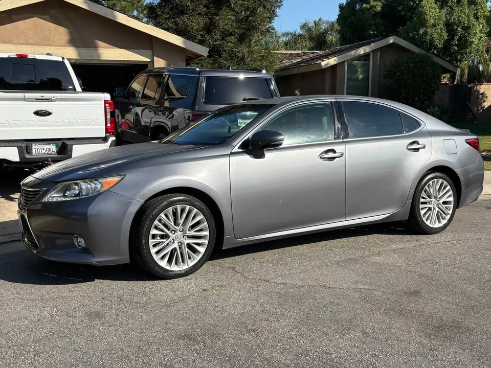 2014 Lexus ES 6th Gen - Image 2 of 4