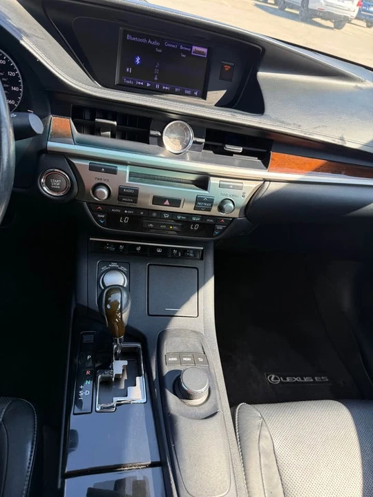 2014 Lexus ES 6th Gen - Image 9 of 17