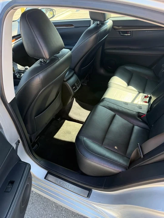2014 Lexus ES 6th Gen - Image 12 of 17