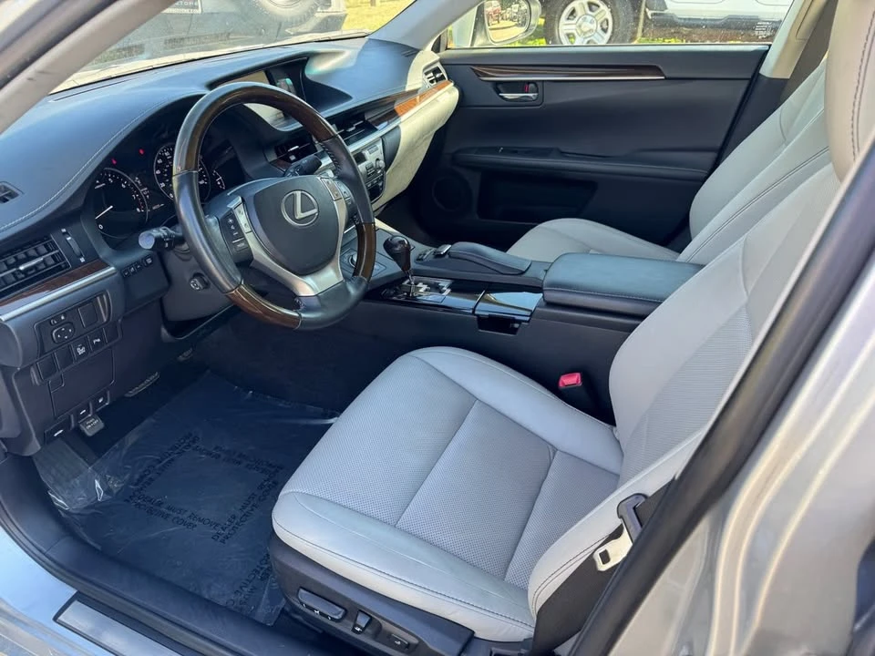 2014 Lexus ES 6th Gen - Image 18 of 20