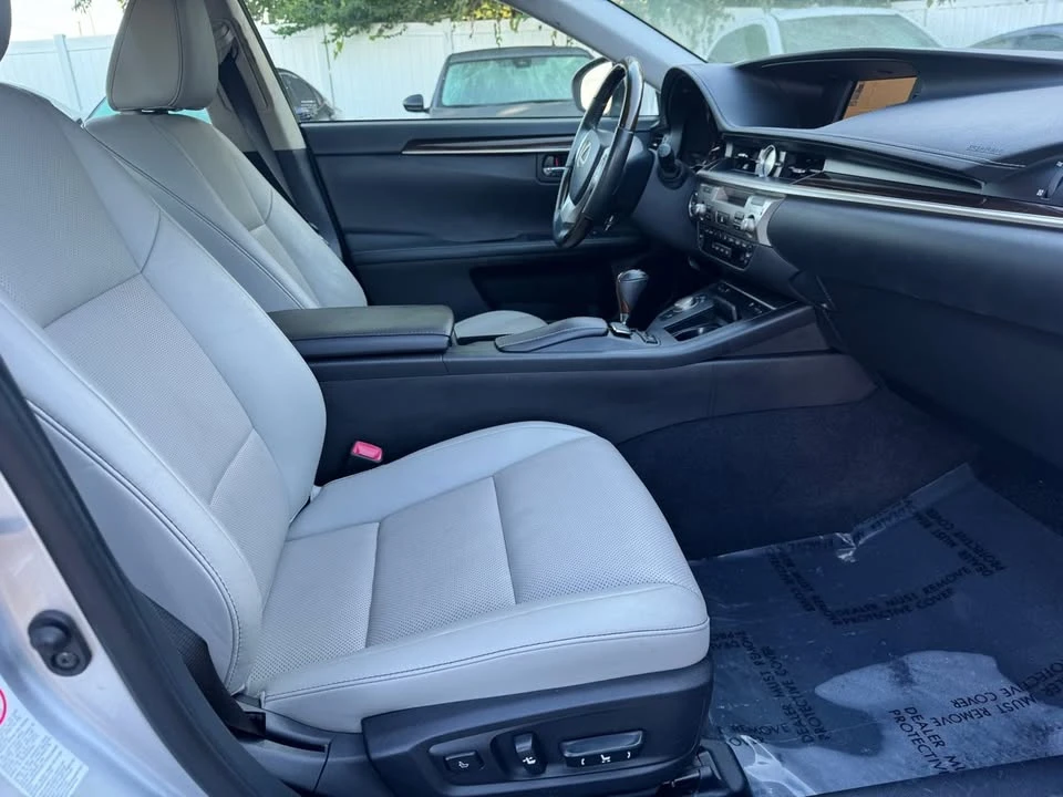2014 Lexus ES 6th Gen - Image 17 of 20