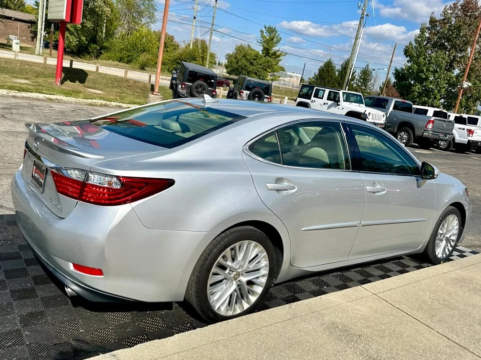 2014 Lexus ES 6th Gen - Image 8 of 20