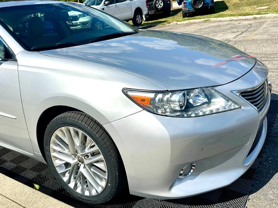 2014 Lexus ES 6th Gen - Image 11 of 20