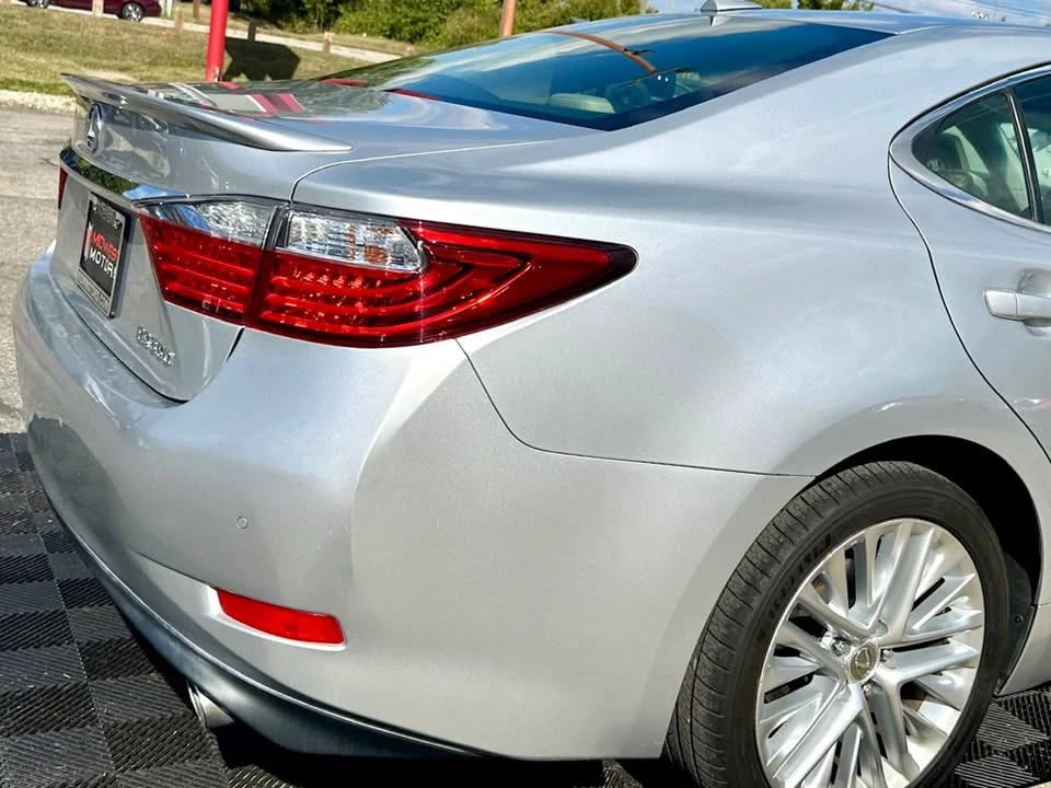 2014 Lexus ES 6th Gen - Image 14 of 20