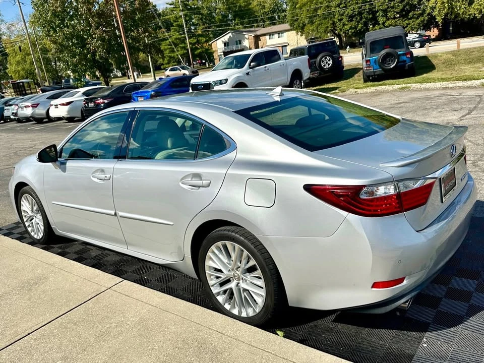 2014 Lexus ES 6th Gen - Image 3 of 20
