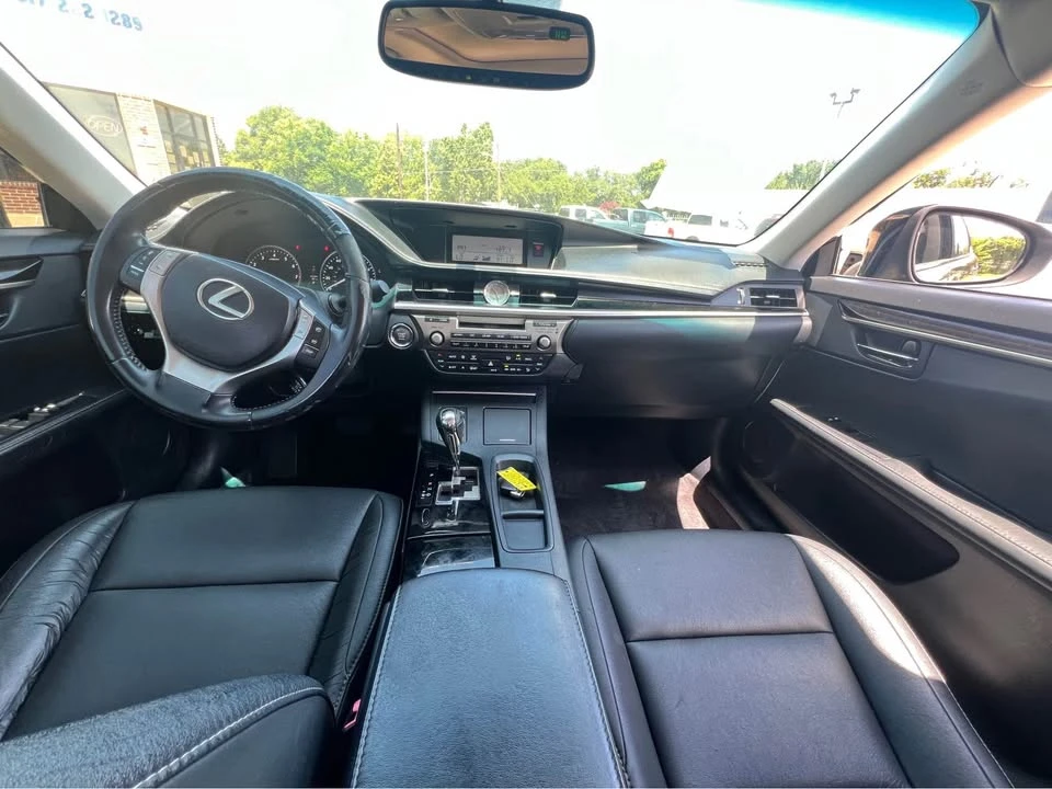 2014 Lexus ES 6th Gen - Image 9 of 10