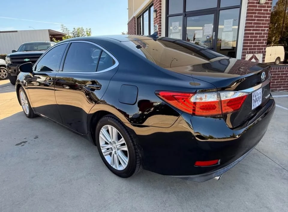 2014 Lexus ES 6th Gen - Image 2 of 10