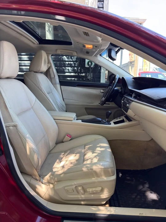 2014 Lexus ES 6th Gen - Image 15 of 20