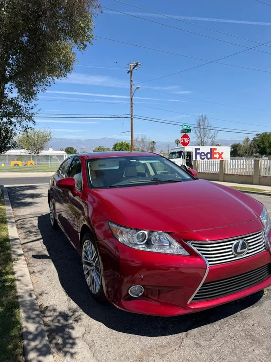 2014 Lexus ES 6th Gen - Image 8 of 17