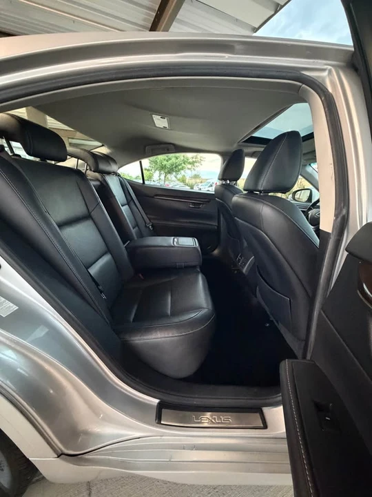 2014 Lexus ES 6th Gen - Image 11 of 18