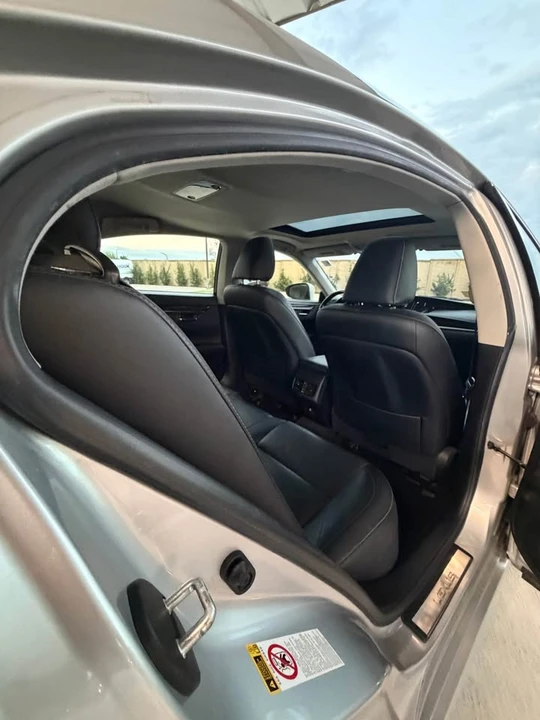 2014 Lexus ES 6th Gen - Image 10 of 18