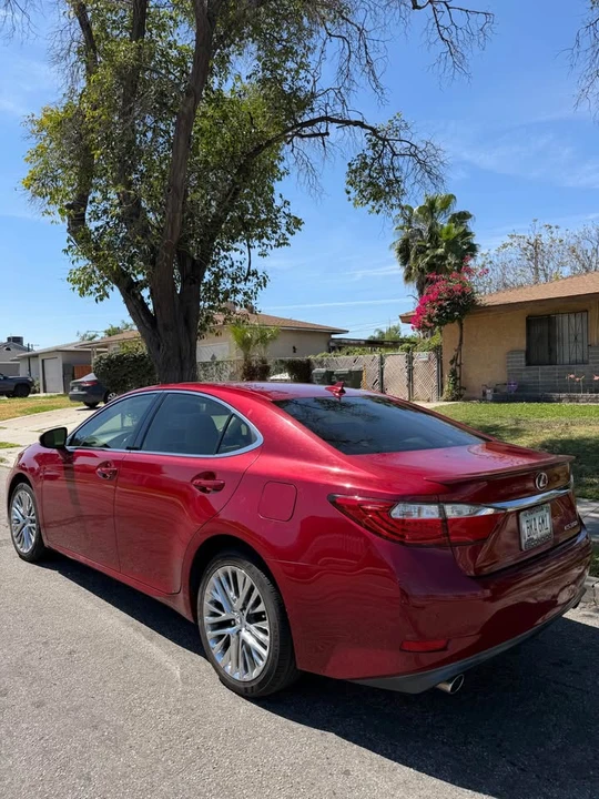 2014 Lexus ES 6th Gen - Image 4 of 17