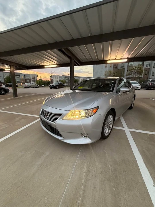 2014 Lexus ES 6th Gen - Image 3 of 18