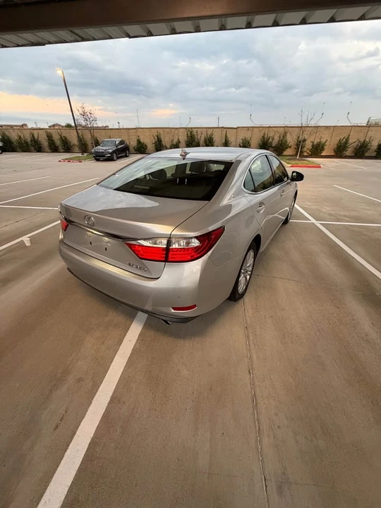 2014 Lexus ES 6th Gen - Image 8 of 18