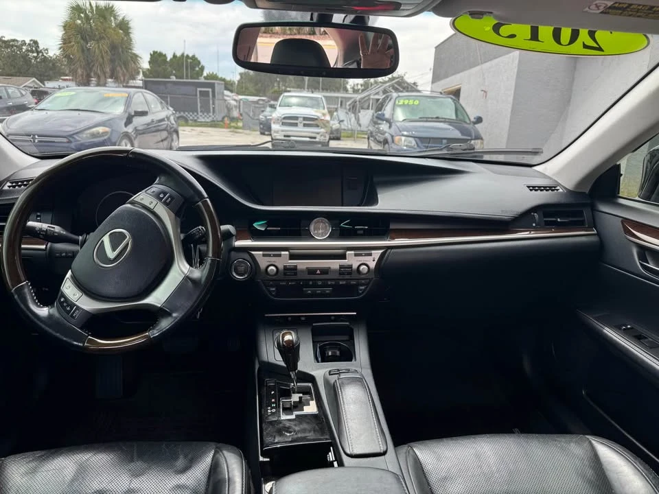 2014 Lexus ES 6th Gen - Image 8 of 10