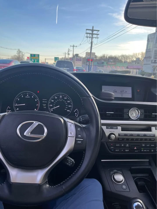 2014 Lexus ES 6th Gen - Image 5 of 6