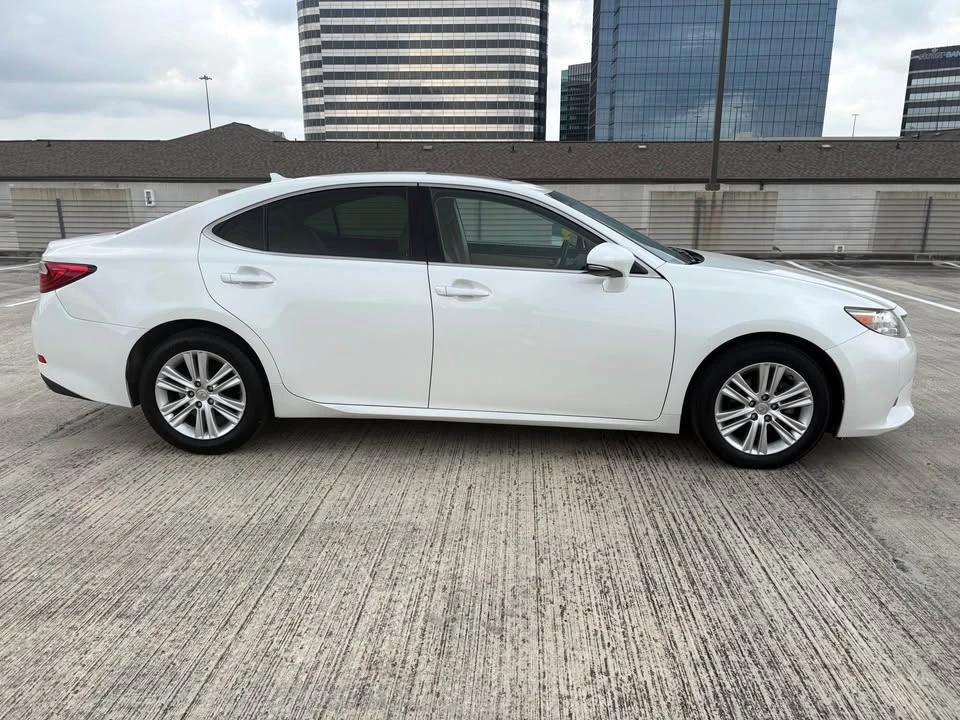 2014 Lexus ES 6th Gen - Image 3 of 10