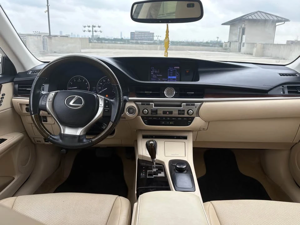 2014 Lexus ES 6th Gen - Image 8 of 10