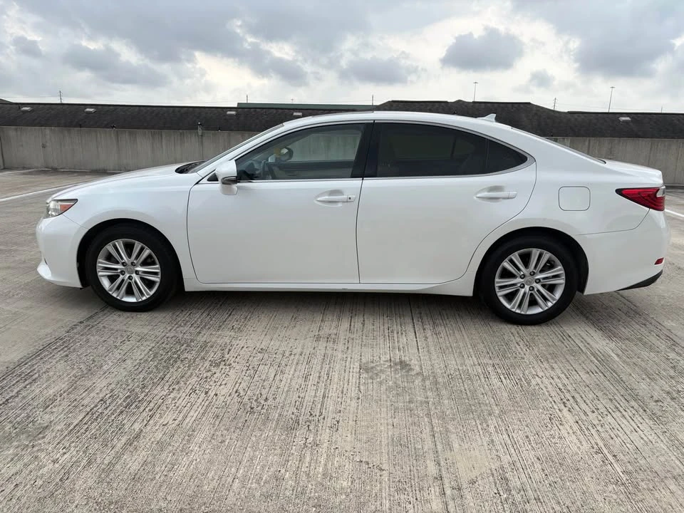2014 Lexus ES 6th Gen - Image 5 of 10