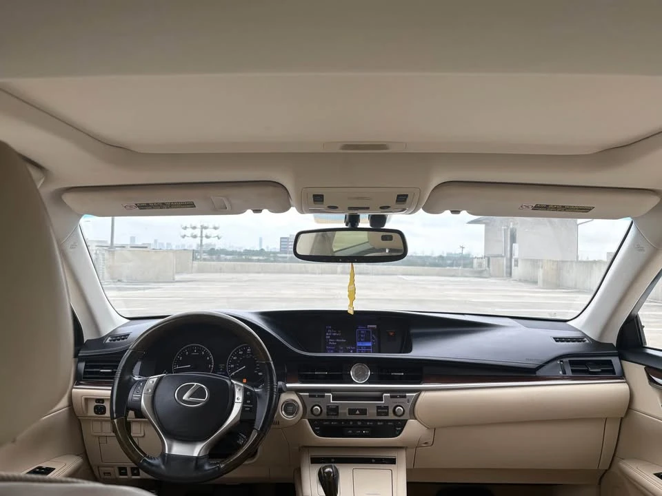 2014 Lexus ES 6th Gen - Image 10 of 10
