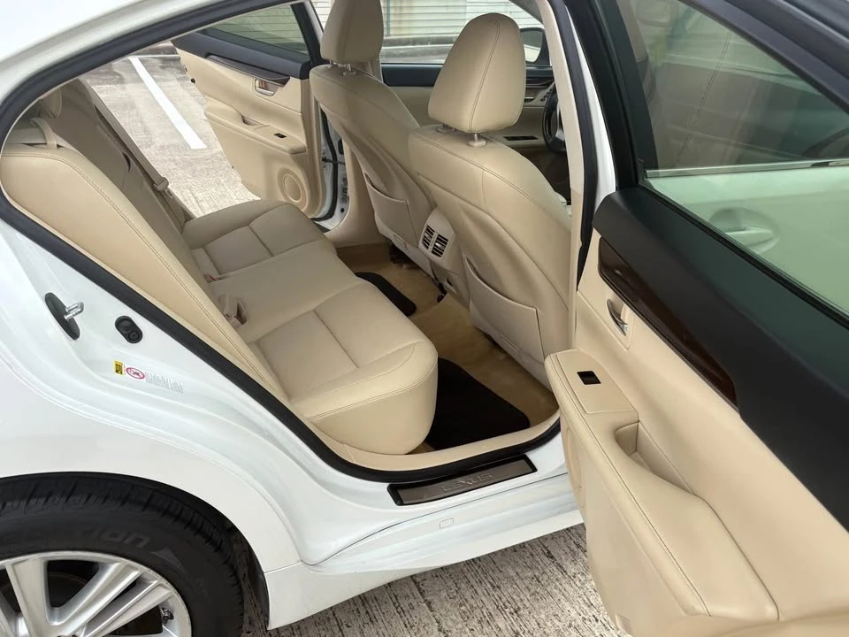 2014 Lexus ES 6th Gen - Image 6 of 10