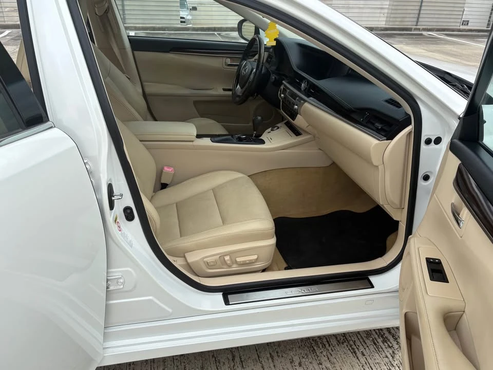 2014 Lexus ES 6th Gen - Image 9 of 10