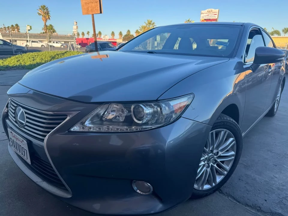 2014 Lexus ES 6th Gen - Image 2 of 5