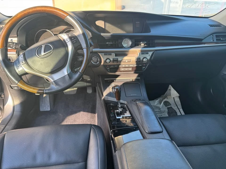 2014 Lexus ES 6th Gen - Image 3 of 5