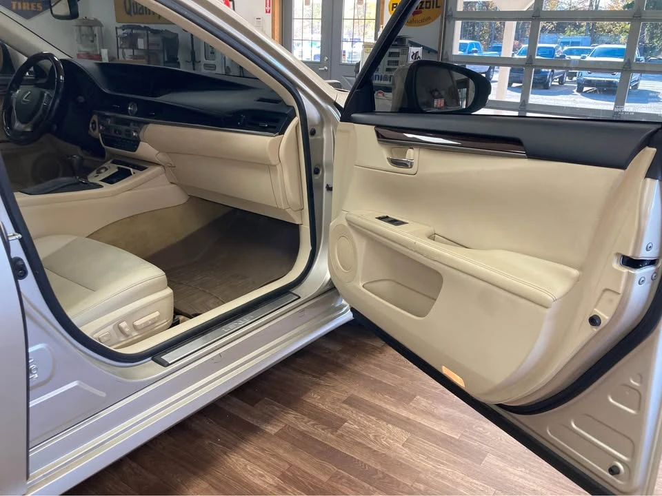 2014 Lexus ES 6th Gen - Image 15 of 16