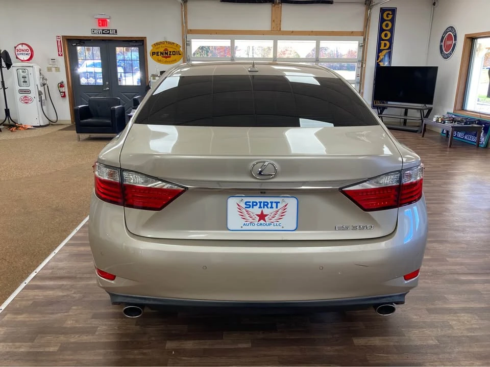 2014 Lexus ES 6th Gen - Image 4 of 16