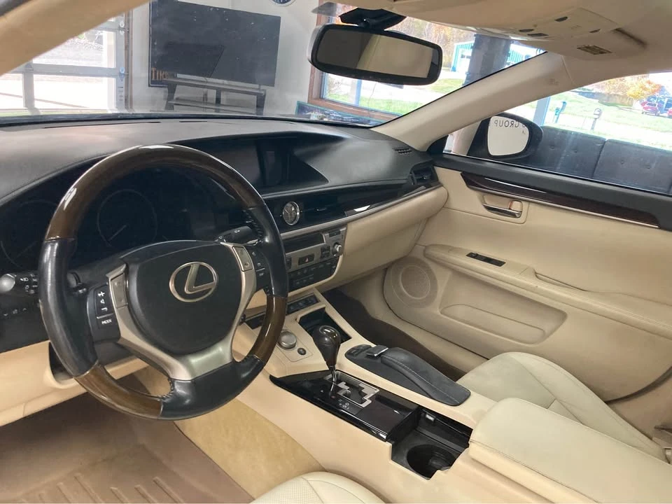 2014 Lexus ES 6th Gen - Image 8 of 16