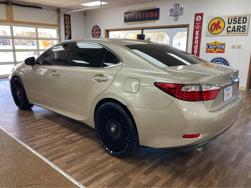 2014 Lexus ES 6th Gen - Image 5 of 16