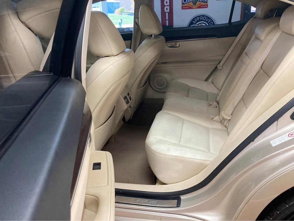 2014 Lexus ES 6th Gen - Image 11 of 16