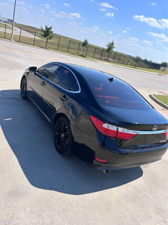 2014 Lexus ES 6th Gen - Image 6 of 9