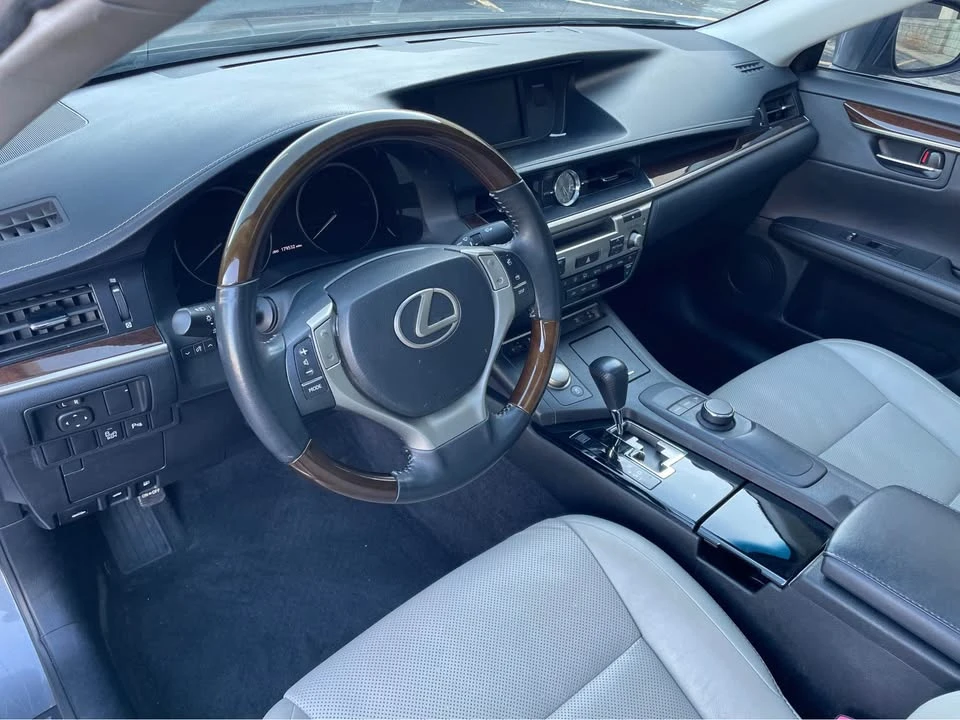 2014 Lexus ES 6th Gen - Image 13 of 19